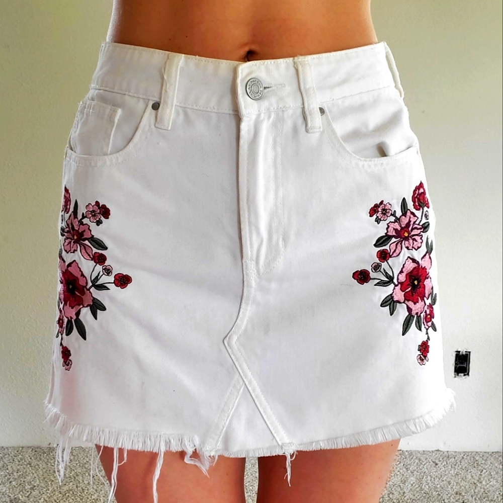 PacSun Denim White Embroidered Skirt Size S, Size 25